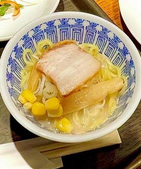 ビュッフェ、ミニ塩ラーメン ビュッフェ、ミニ塩ラーメンの写真
