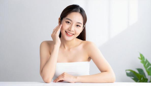 韓国風のスキンケアをする女性 韓国風のスキンケアをする女性の写真