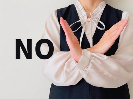 NO！両手でバツマークを作る女性 女性,ノー,バッテンの写真素材