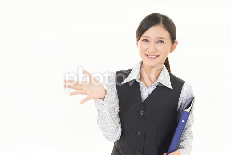 案内する笑顔のビジネスウーマン 女性,ビジネスウーマン,女の写真素材