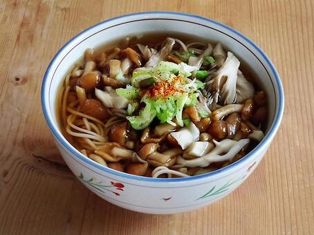 きのこの蕎麦1 きのこ,なめこ,マイタケの写真素材