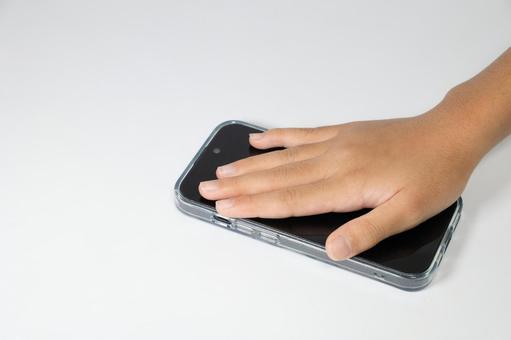 スマートフォンに手を置くクローズアップ スマートフォンに手を置くクローズアップ スマートフォン,スマホ,操作の写真素材