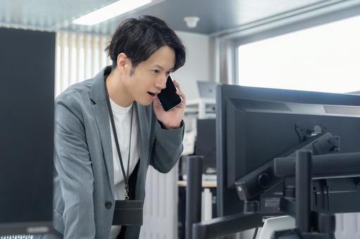 オフィスカジュアルの若い男性エンジニア オフィスカジュアルの若い男性エンジニア ビジネス,オフィス,エンジニアの写真素材