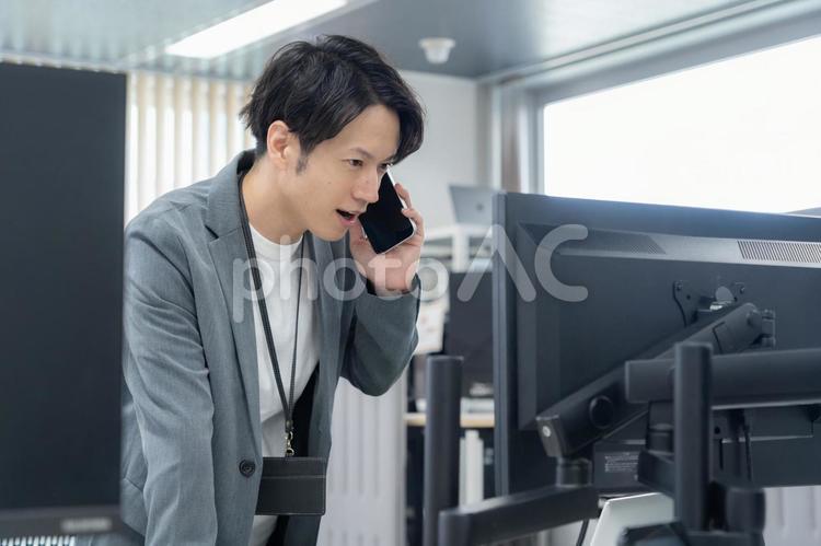 オフィスカジュアルの若い男性エンジニア ビジネス,オフィス,エンジニアの写真素材