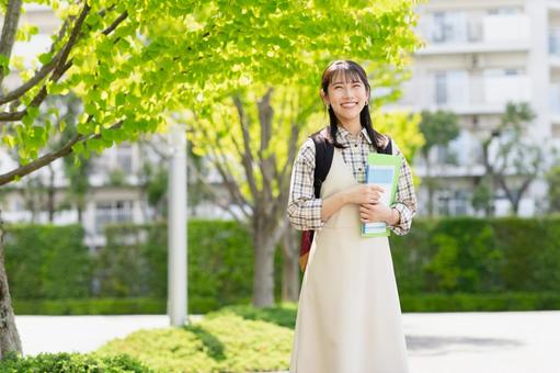 キャンパスを歩く女子大学生 キャンパスを歩く女子大学生の写真