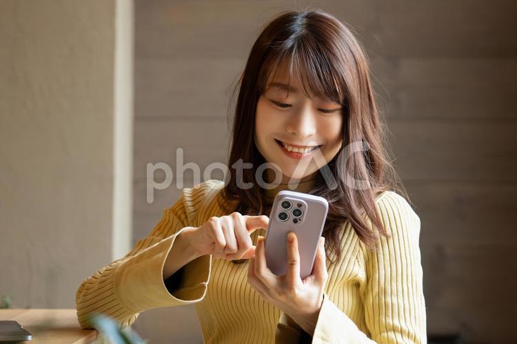 スマートフォンを使う笑顔の女性 女性,スマホ,スマートフォンの写真素材