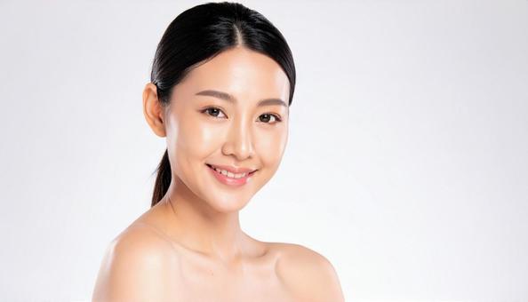 滑らかで輝く肌を持つ日本人女性 滑らかで輝く肌を持つ日本人女性の写真