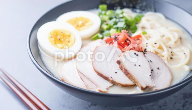 黒い丼に入った白いスープの豚骨ラーメン 豚骨ラーメン,チャーシュー,海苔の写真素材