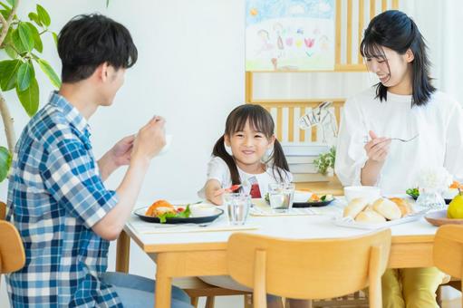 ダイニングで食事する家族 ダイニングで食事する家族 家族,笑顔,食卓の写真素材