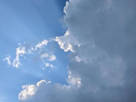 雲間から射す日の光と青空 雲間から射す日の光と青空 空,sky,風景の写真素材