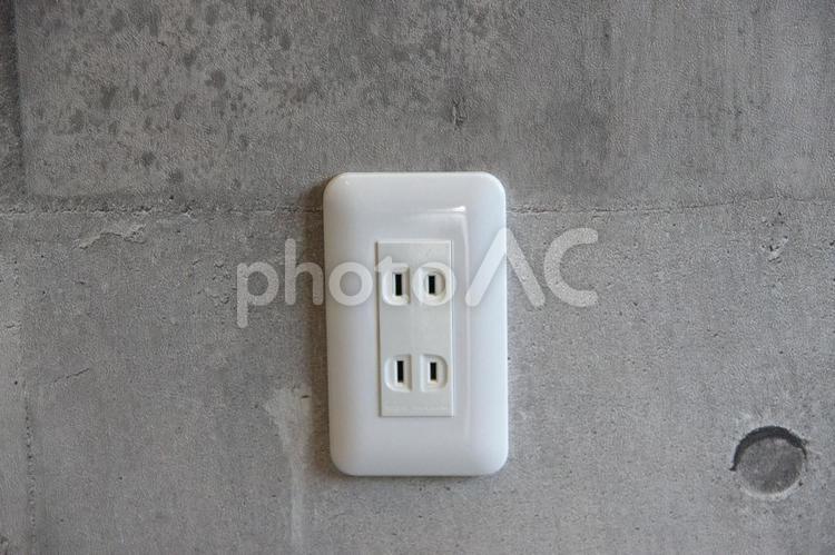 コンクリートの壁と電気のコンセント コンセント,電気,壁の写真素材