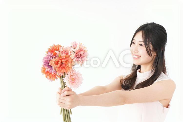 花をプレゼントする女性_母の日 女,女性,女子の写真素材