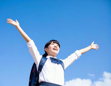 青空の下伸び伸びとする女の子 青空の下伸び伸びとする女の子の写真