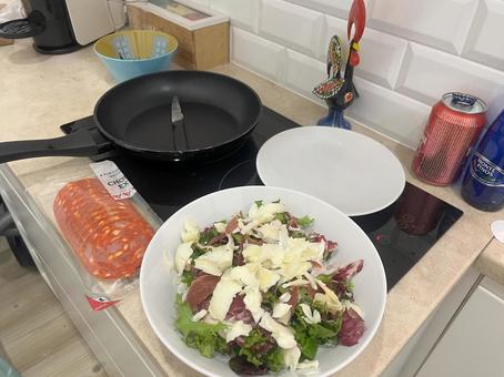 キッチン・料理・サラミ キッチン・料理・サラミ キッチン,フライパン,サラダの写真素材