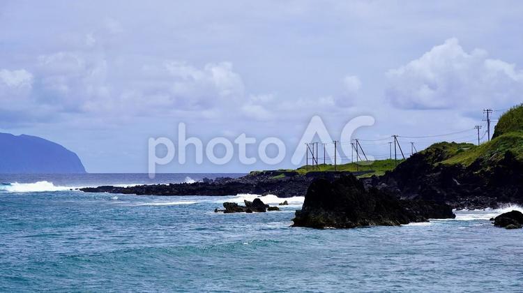 三宅島の海岸線とバックに見える御蔵島 三宅島,海岸,島の写真素材