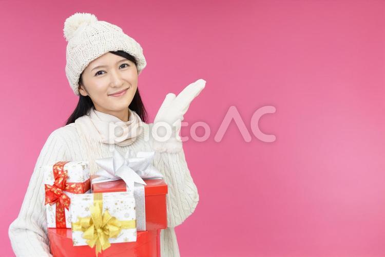 プレゼントを持つ笑顔の女性 女性,女,プレゼントの写真素材