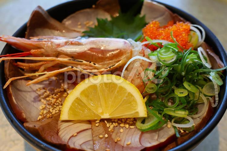 飲食店の天然ハマチ炙り海鮮丼 背景,天然ハマチ,炙りの写真素材