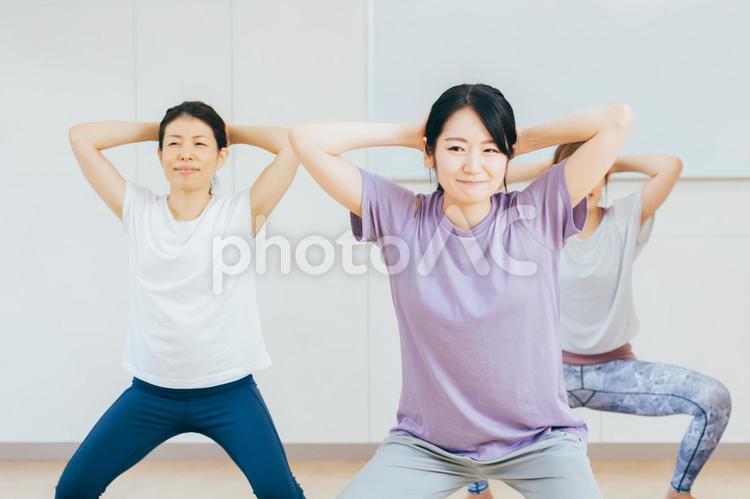 運動不足の女性たち 運動不足,筋力不足,スクワットの写真素材