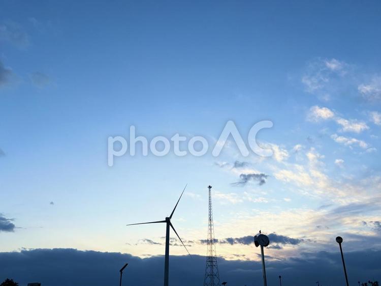 風力発電のある夕景 くも,夕焼け,空の写真素材