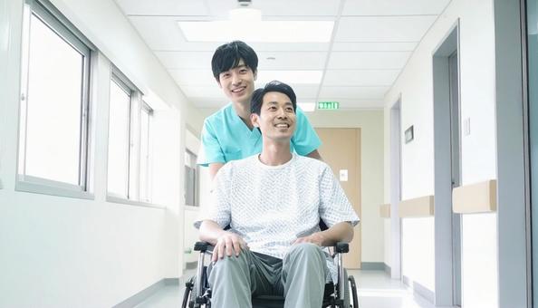 車椅子の患者と看護師 車椅子の患者と看護師の写真