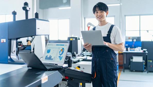 工場の三次元測定機を使う作業服の男性 工場の三次元測定機を使う作業服の男性の写真
