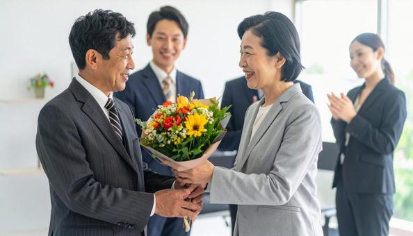 定年退職するベテラン社員 定年退職するベテラン社員の写真