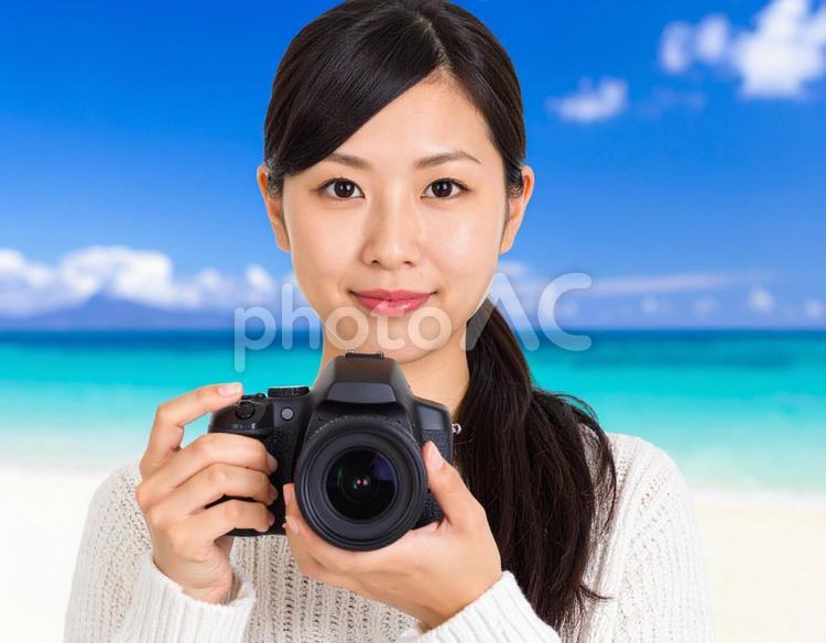カメラ女子と南の海 カメラ女子,女性,海の写真素材