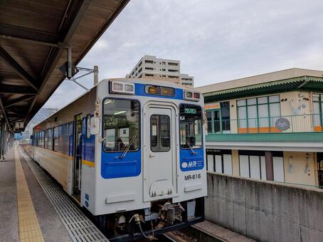 ホームに停車する松浦鉄道のローカル列車 鉄道,列車,電車の写真素材