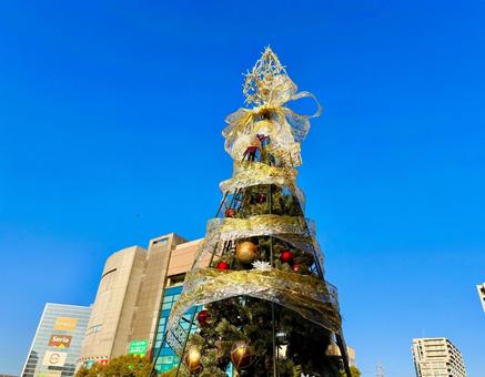 クリスマスツリーとビル群とブルースカイ 青空,空,ブルースカイの写真素材