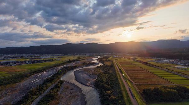 石川県を流れる手取川の夜明けを空撮 石川県,手取川,ドローンの写真素材