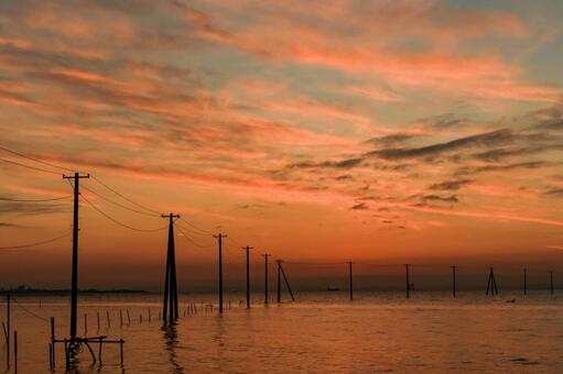 マジックアワー 海中電柱,夕陽,日没の写真素材