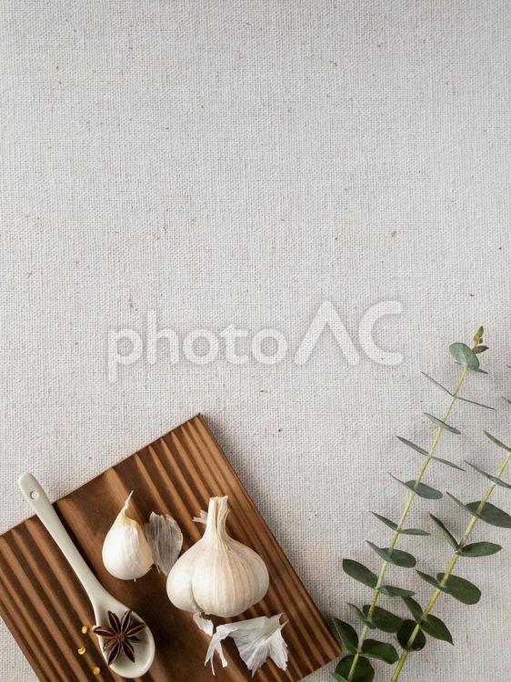 木のプレートにのったニンニクと八角白背景 食べ物,食材,香辛料の写真素材