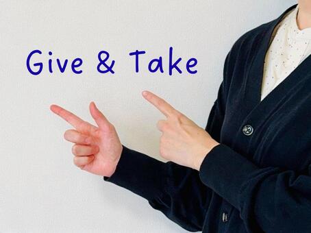 ギブアンドテイク（指さす女性） ギブアンドテイク,ウィンウィン,女性の写真素材