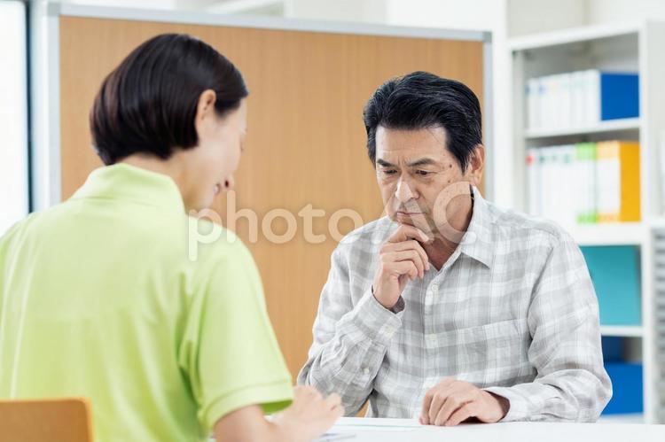介護の悩みを相談するシニアの男性 介護の悩みを相談するシニアの男性 悩む,介護,シニアの写真素材