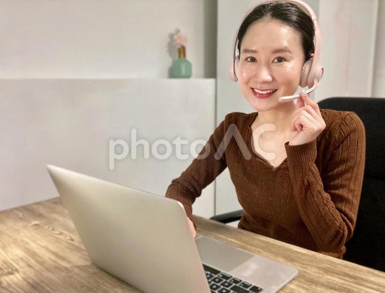 笑顔でオンライン会議をする在宅勤務の女性 女性,笑顔,リモート会議の写真素材