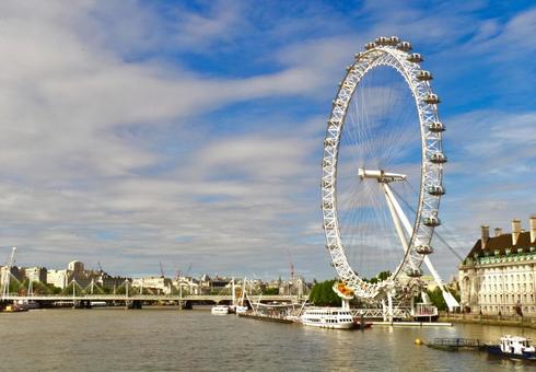 ロンドンアイとテムズ川の風景 ロンドンアイ,ロンドン,観覧車の写真素材