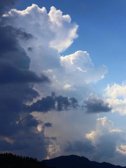 入道雲と雨雲 入道雲と雨雲の写真
