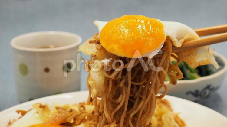 ソース焼きそば・家庭料理（食べるシーン） ソース焼きそば,焼きそば,麺料理の写真素材