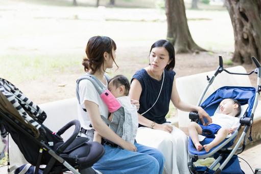 ママ友 母親 育児 ママ友 母親 育児 ママ友,公園,男性の写真素材