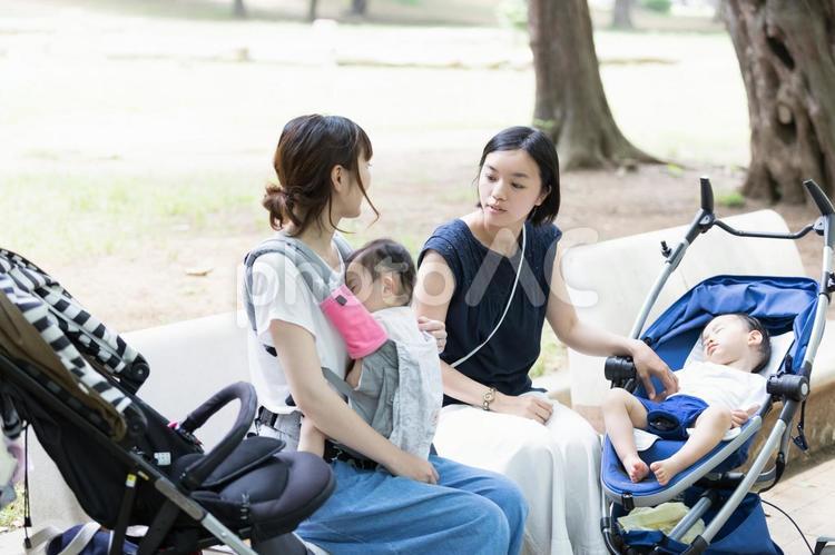ママ友　母親　育児 ママ友,公園,男性の写真素材