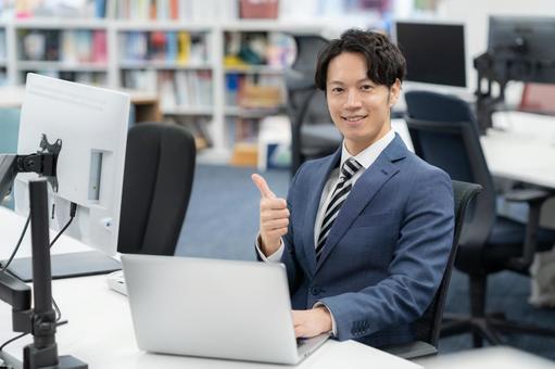 オフィスで仕事をする若いビジネスマン オフィスで仕事をする若いビジネスマン ビジネス,ビジネスマン,エンジニアの写真素材