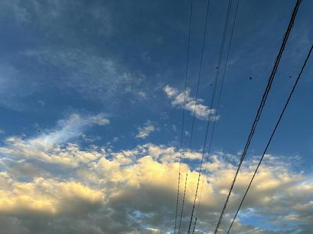 夕空、電線、染まる雲 夕空、電線、染まる雲の写真