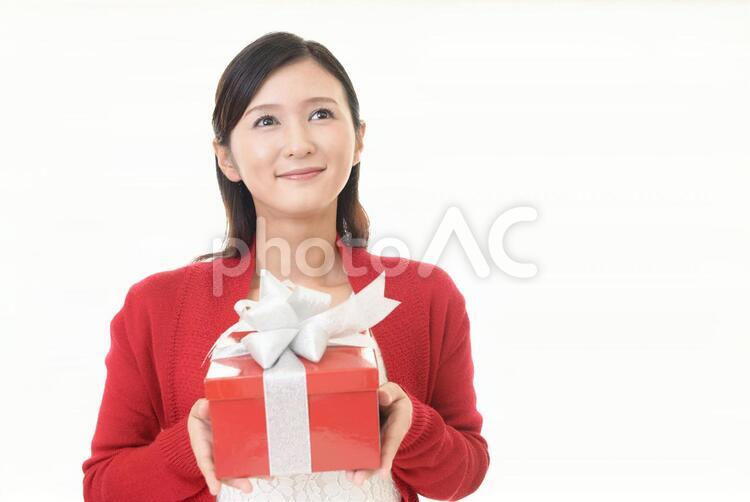 プレゼントを持つ笑顔の女性 女性,女,プレゼントの写真素材