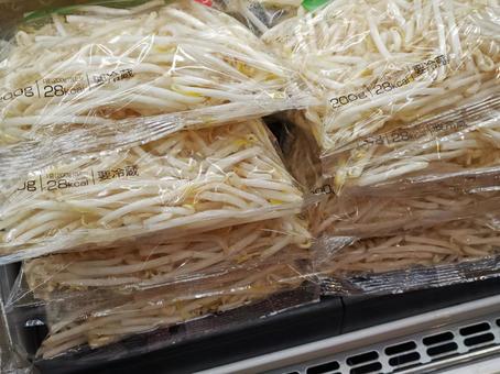 八百屋さんの「もやし」 もやし,野菜,八百屋の写真素材