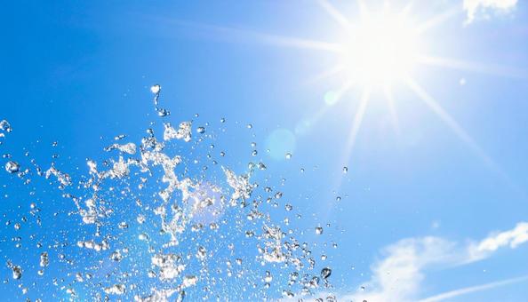 青空と太陽の下で水が勢いよく舞い上がる 青空と太陽の下で水が勢いよく舞い上がるの写真