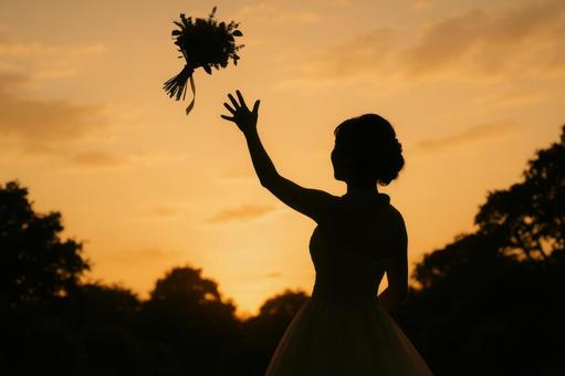 ブーケを投げる花嫁の影 ブーケを投げる花嫁の影の写真