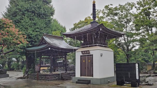 坂東33観音 05番 勝福寺 雨天の境内 坂東33観音 05番 勝福寺 雨天の境内の写真