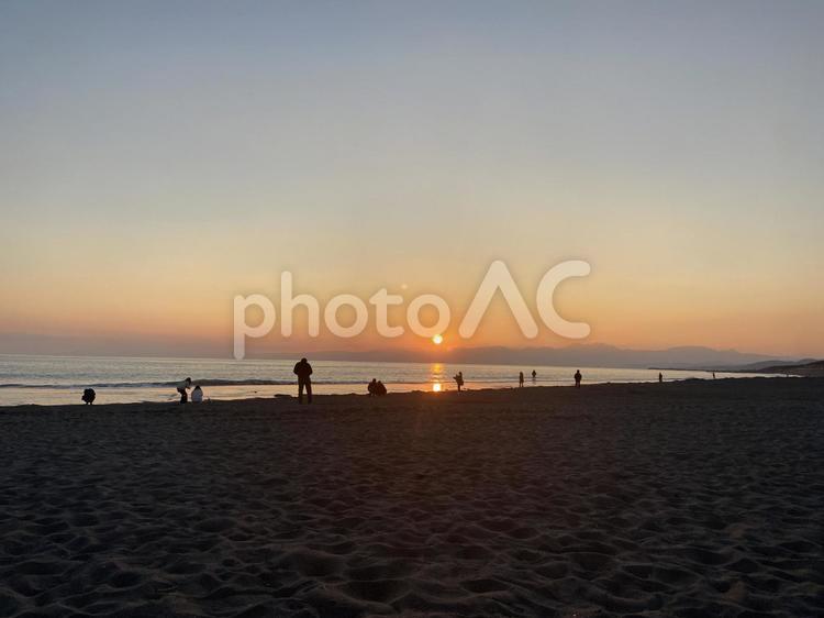 冬の暮れ 海,夕焼け,砂浜の写真素材