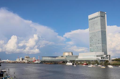 信濃川と朱鷺メッセ、新潟市内の町並み 信濃川と朱鷺メッセ、新潟市内の町並み 朱鷺メッセ,新潟市,新潟県の写真素材