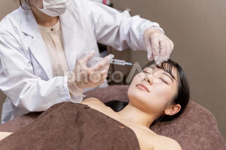 美容外科で施術を受ける女性（眉間・注射） 眉間,バニーライン,ボトックスの写真素材